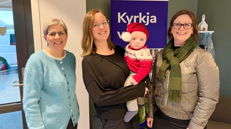 Velkomen til oss. Frå venstre Eli-Sølvi Jønsson, Malin Thorup Johansen med lisje Ivo på arma, og kyrkjeverje Bente Andreassen Pilskog.Foto: Hareid sokn