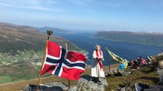 Mykje vind, men i strålande sol på Melshornet under preika v/Margit Lovise Holte 2. pinsedag. Foto: Kristian Fuglseth