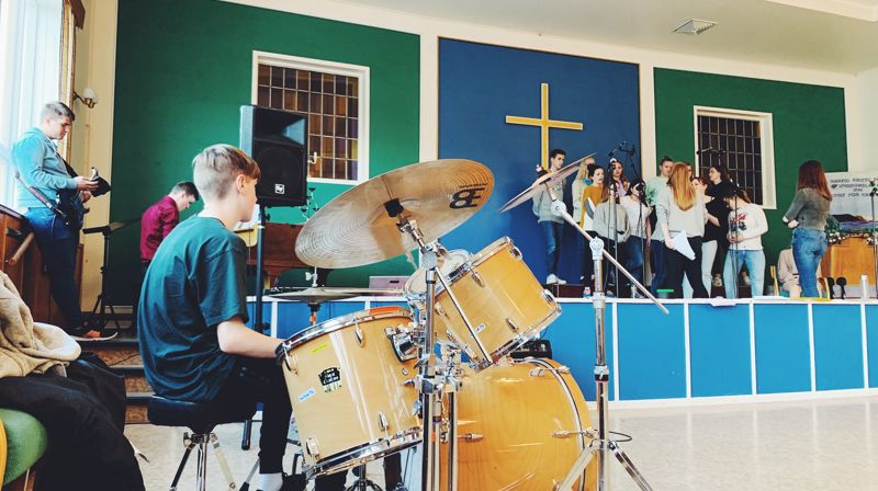 Hareid Ten Sing har eiga band og øver ein gong i veka på Hareid bedehus. Foto: Andrea Ø. Sæverud