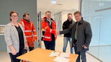 Frå høgre: Paul Arne Ulstein (prosjektleiar Hareid kommune) og Endre Skeide (prosjektleiar HS Rise Bygg) takkar og gratulerer kvarandre. Mellom dei står Preben Nedrelid (prosjektleiar Hareid kommune), vidare ser vi Stian Moldskred (formann HS Rise Bygg) og Bente Andreassen Pilskog (kyrkjeverje Hareid sokn). Foto: Johanne Krogstadmo/Hareid kommune
