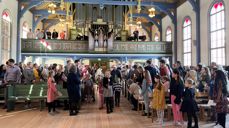Gudstenesta palmesøndag i Hareid kyrkje 2023, samla mykje folk - både små og store. Foto: Hareid sokn