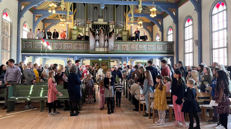 Gudstenesta palmesøndag i Hareid kyrkje 2023, samla mykje folk - både små og store. Foto: Hareid sokn