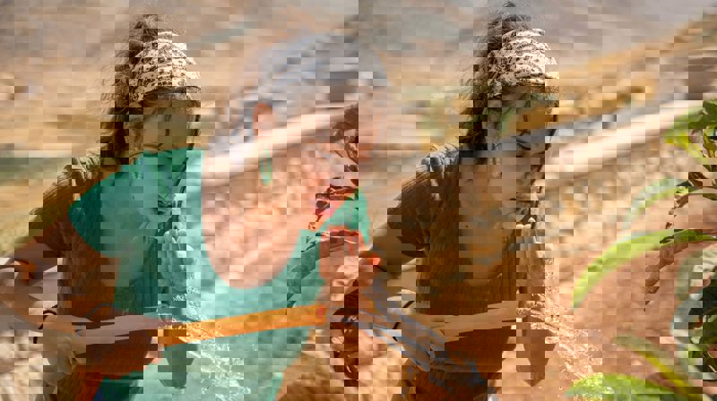 15 år gamle Rachelle El Debs. Området ho bur i har vore utan vatn i 40 år, men takka vere midlar frå Kirkens Nødhjelp sin fasteaksjon har landsbyen fått tilgong til reint vatn. Foto: Kirkens Nødhjelp