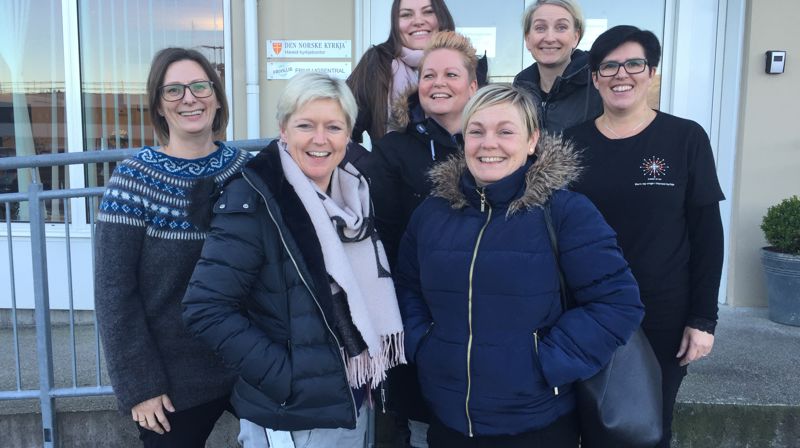 Samarbeidsmøte: Frå v. Bente Andreassen Pilskog (kyrkjeverje Hareid sokn), Hege Tretnes (rektor Hareid skule), Cecilie Bjørlykke (rektor Hjørungavåg skule), i midten Siv-Marit R. Kaldhol (rektor Hareid ungd.skule), Barbro Landmark (kyrkjelydspedagog Hareid sokn), bak frå v. Odeta Galdikiene (rektor Brandal friskule) og Vivian Johansen (rektor Bigset skule). Lene R. Veiseth representerte skuleleiinga (rådgjevar for sektor for læring og kultur i Hareid kommune) tok også del i møtet, men er ikkje med på biletet.