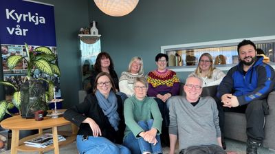 Har du lyst til å jobbe ilag med denne kjekke gjengen? Frå høgre bak: Anton Tonev (kyrkjetenar/gardsarbeidar), Heidi-Beate Siring Grimstad (30 % kyrkjelydspedagog), Barbro Landmark (leiande kyrkjelydspedagog), Heidi Pedersen Kvalsvik (leiar Hareid Frivilligsentral), Annette Knudsen (50% kontormedarbeidar), Forran frå høgre: Lars Hartig-Tangedal (sokneprest), Ida Teige (kantor) og Bente Andreassen Pilskog (kyrkjeverje). Foto: Hareid sokn