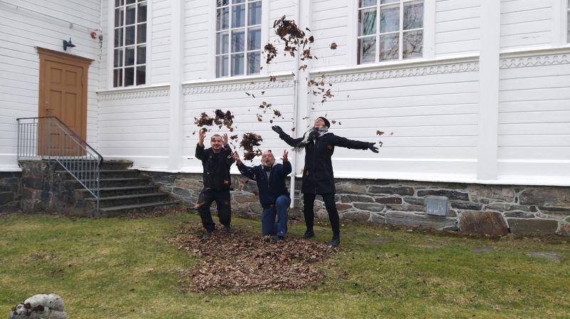 BLI MED PÅ VÅR-DUGNAD 27. APRIL KL 10.00: Nytilsett Jon Arnstein Haugen (kyrkjetenar/gardsarbeidar), Lars Sellereite (leiar i kyrkje- og gardsutvalet ) og Bente Andreassen Pilskog (dagleg leiar/kyrkjeverje) håper at mange vil bidra til å gjere kyrkjegarden fin til konfirmasjonshelga og nasjonaldagen. Det er ekstra kjekt at kvistar og gammalt lauv er fjerna, og kyrkjegarden er gjort klar for sommaren. Kom å bli med! Foto: Hareid sokn