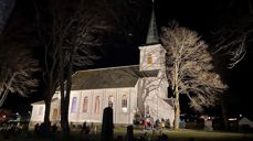 Julestemning ved Hareid kyrkje. Fakkeltog frå julegrantenninga 25/11 til kyrkja i høve "Julenatt i stallen".Foto: Hareid sokn