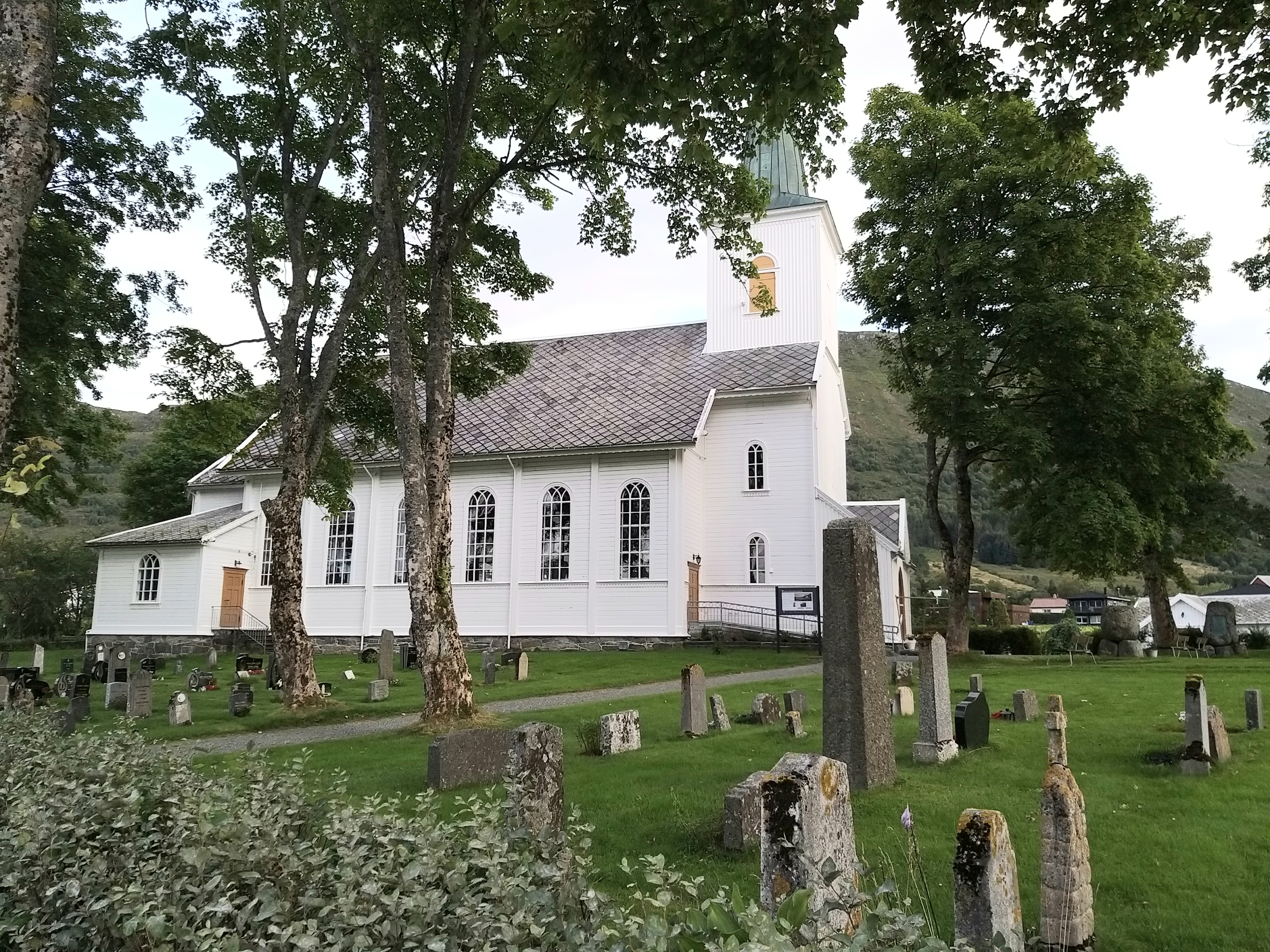 Hareid kyrkje bli opa fram til kl 21 - i høve den tragiske ulykka