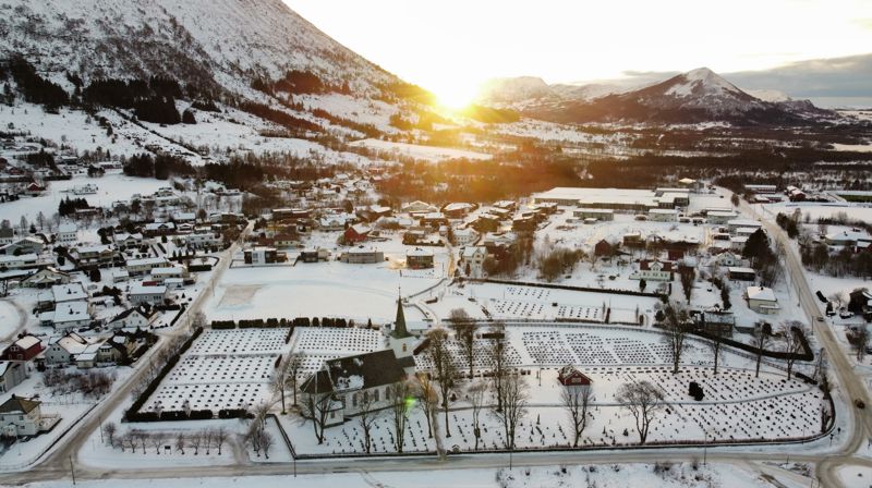 Hareid kyrkje og kyrkjegard. Foto: Hareid kommune/Erlend Friestad