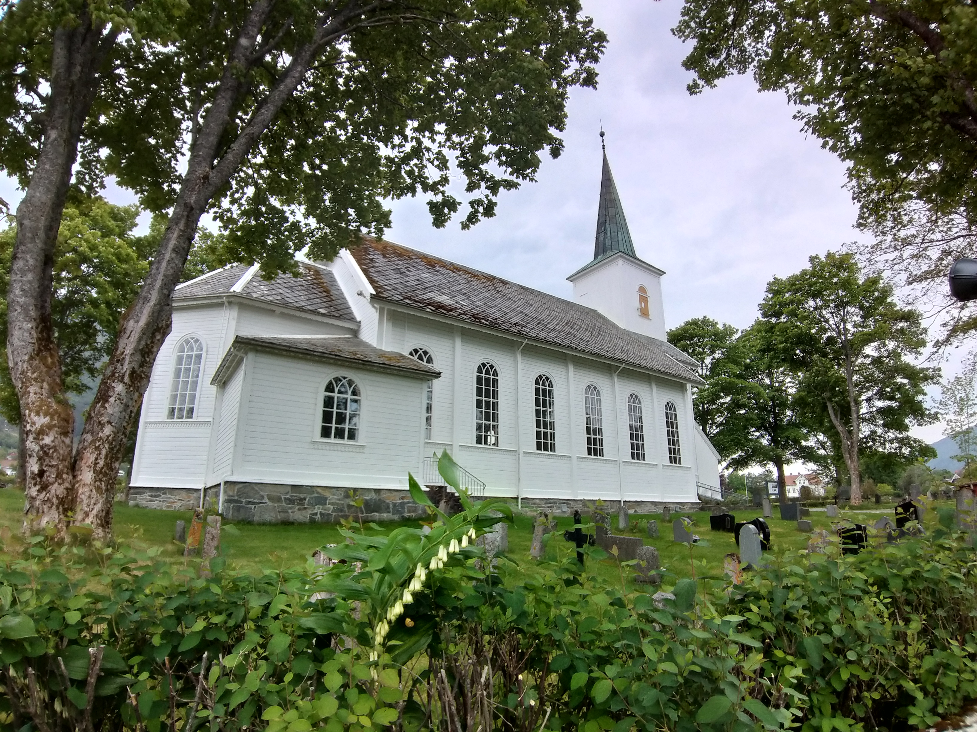 Hareid kyrkje sommaren 2021. Foto: Hareid sokn