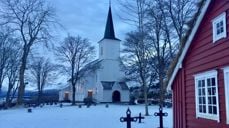 "I dette hus er himmelen tilstede og paradisets dører står på klem. For dette er et hellig sted på jorden og den som kommer hit er kommet hjem" (Kristin Solli Schøyen)