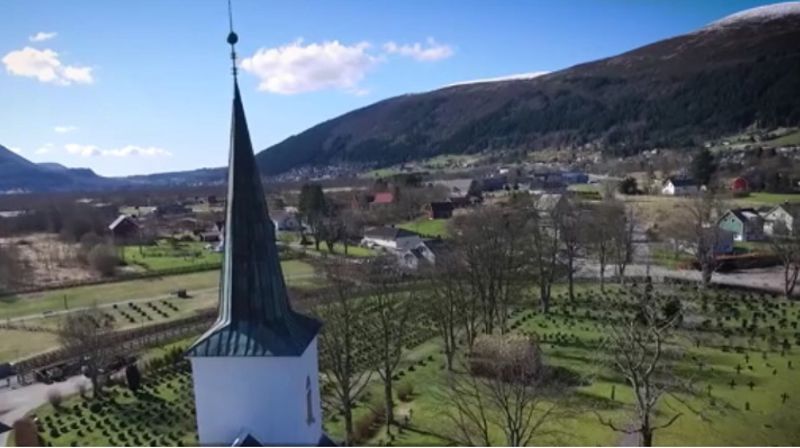 Hareid kyrkje frå fugleperspektiv. Foto: Nanseth Media (skjermdump frå filmen)