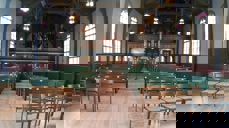 Furugolvet som blei lagt i 2019, må tid om anna overflatebehandlast med OSMO sine naturprodukter for å ivaretakast. Foto: Hareid sokn