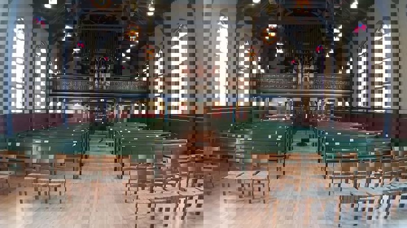 Furugolvet som blei lagt i 2019, må tid om anna overflatebehandlast med OSMO sine naturprodukter for å ivaretakast. Foto: Hareid sokn