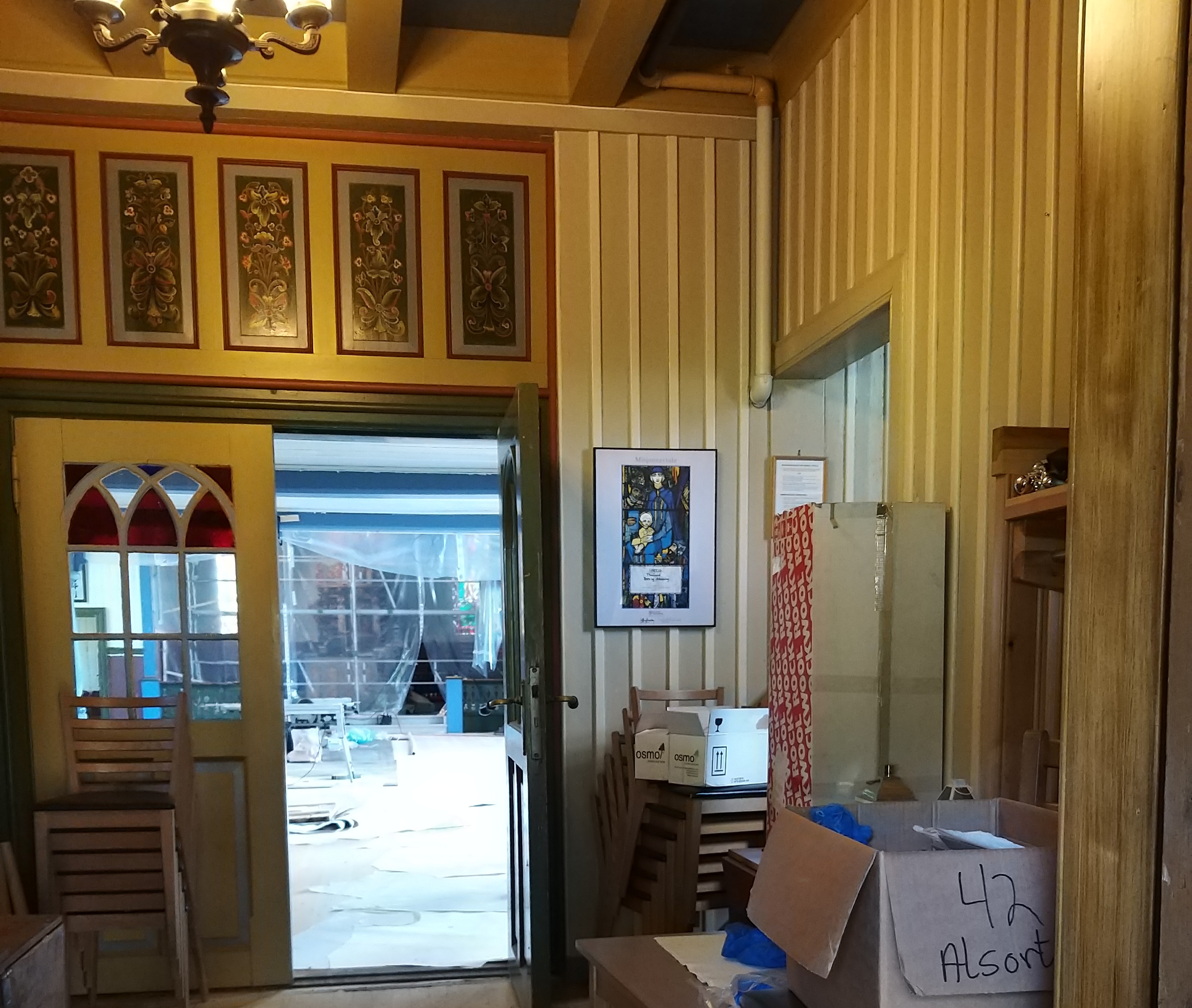 Inngangsparti i Hareid kyrkje skal f&#229; nytt toalett, b&#248;ttekott og lagringsplass. Dei gamle toaletta skal bort.