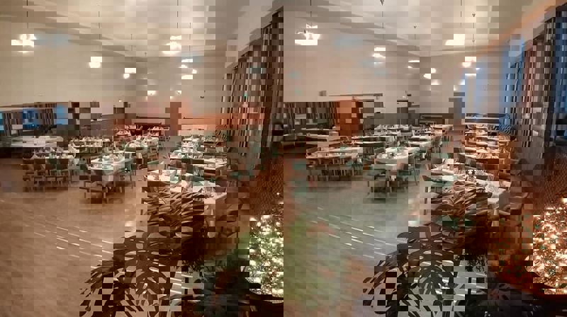 Stor møtesal (2. etg.) med tilstøytande liten sal med foldedør. Scene med kortrapper, nytt Steinway flygel, og eit mindre eldre flygel. Salen/ane har kapasitet til 250 mennesker utan bord. Med langbord kan ein dekke til ca.170 og med småbord kan ein dekke til ca. 120.