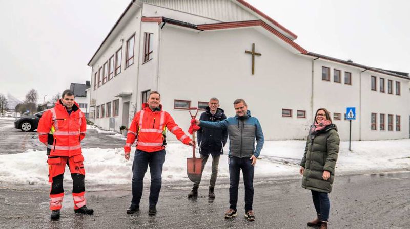 SYMBOLSK FØRSTE SPADETAK: Paul Arne Ulstein (prosjektleiing Hareid kommune) og Endre Skeide (prosjektleiar HS Rise Bygg) held i spaden som illustrerer første spadetak. Stian Moldsked (formann HS Rise Bygg), Leidulv Hareide (frå soknet si byggenemnd) og kyrkjeverja Bente Andreassen Pilskog er med for å markere byggestart for prosjektet. Foto: Ole-Ottar Karlsen Høgstavoll, Vikebladet