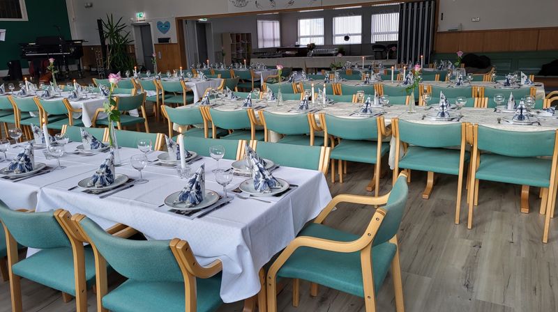 Storsalen pynta til fest.