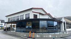 Det nye kyrkjekontoret er blitt eit staseleg tilbygg til kyrkjelydshuset. No har vi både kyrkjekontor, frivilligsentral og kyrkjelydshus under eit tak. Foto: Hareid sokn