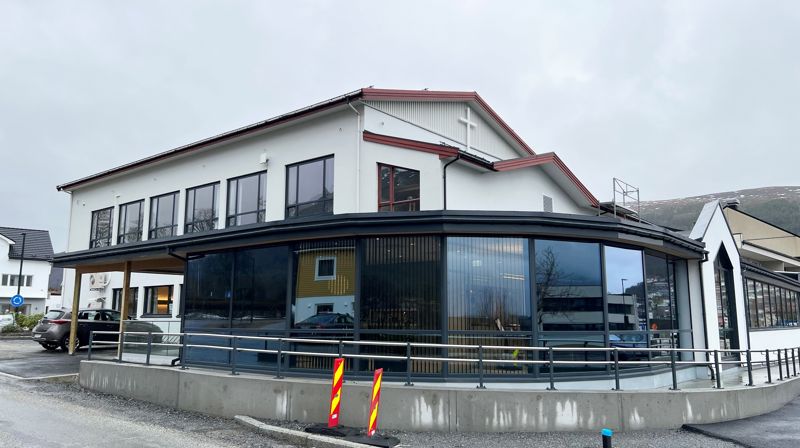 Det nye kyrkjekontoret er blitt eit staseleg tilbygg til kyrkjelydshuset. No har vi både kyrkjekontor, frivilligsentral og kyrkjelydshus under eit tak. Foto: Hareid sokn