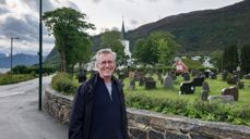 Lars gleder seg til å kome på plass og til å møte kyrkjelyden i Hareid.