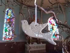 For kvar dåp som gjennomførast i Hareid kyrkje, hengast det opp ei kvit due i dåpsgreina.