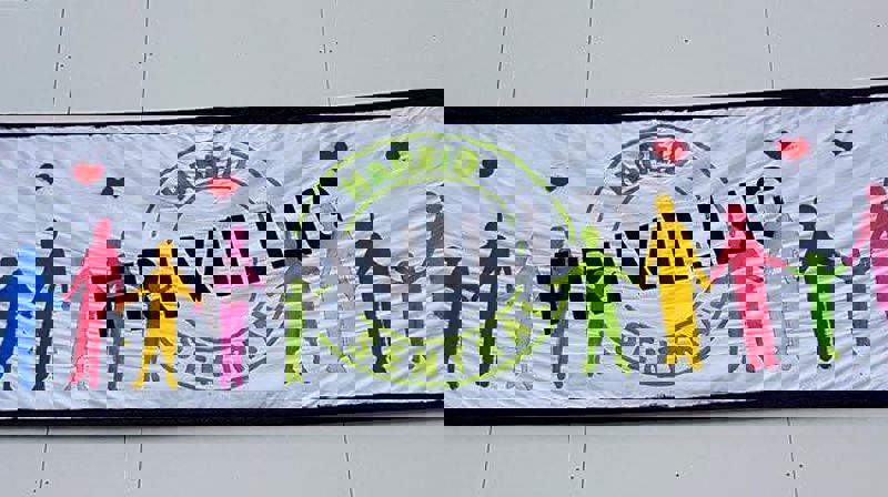 Spre glede til kvarandre. Gje kvarandre ei hand å halde i.