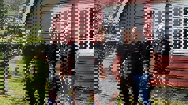 STABEN: Frå venstre bak: Bjarte Sunde (kyrkje- og kyrkjegardsarbeidar), Heidi P. Kvalsvik (leiar Hareid Frivilligsentral), Ida Teige (kantor/organist), Eli-Sølvi Jønsson (sekretær/medarbeidar i trusopplæringa), Leidulv Ø. Grimstad (sokneprest). Frå venstre forran: Bente Andreassen Pilskog (kyrkjeverje/dagleg leiar) og Barbro Landmark (kyrkjelydspedagog). I tillegg: Anvor Sukka deltid/medhjelpar i trusopplæringa (ikkje er med på biletet)