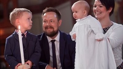 I dåpen har barnet sine viktigste rundt seg. Et nyfødt liv løftes frem i takk og glede! (Foto: Erik Norrud)