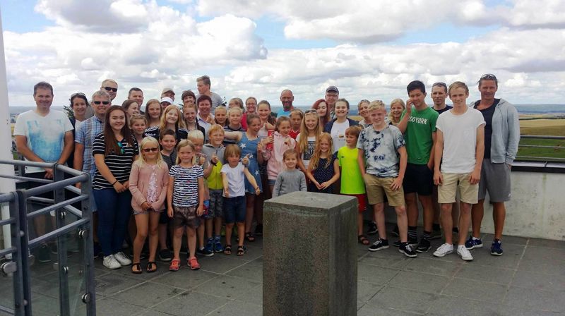 Store og små samlet på den tradisjonelle utflukten til Ejer Bavnehøj, Danmarks tredje høyeste fjell.