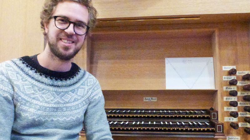 John-Olof er ny mann på orgelkrakken i Udland kirke. Foto: Sigmund Hansen.