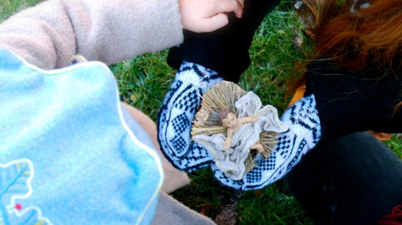 Solbarn, jordbarn, bak din tynne hud. stråler mot oss kjærlighet fra Gud. Hør oss, se oss, Stjernebarn, stig ned, så jordens barn i alle land finner julens fred.