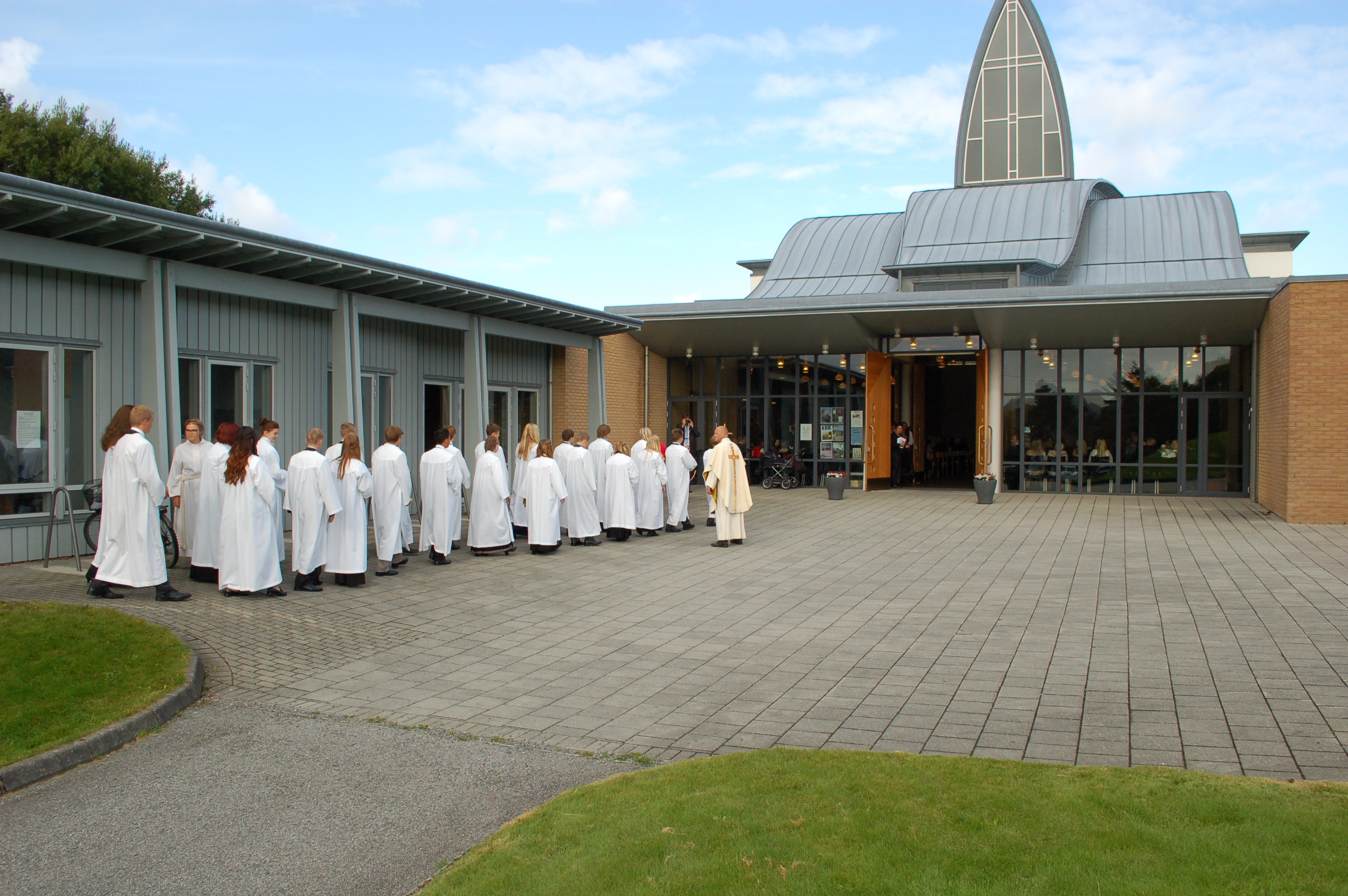 Konfirmasjon i Udland kirke. Alle byens tre menigheter samarbeider om konfirmantopplegget og har informasjonsmøte samtidig, på tre steder. 