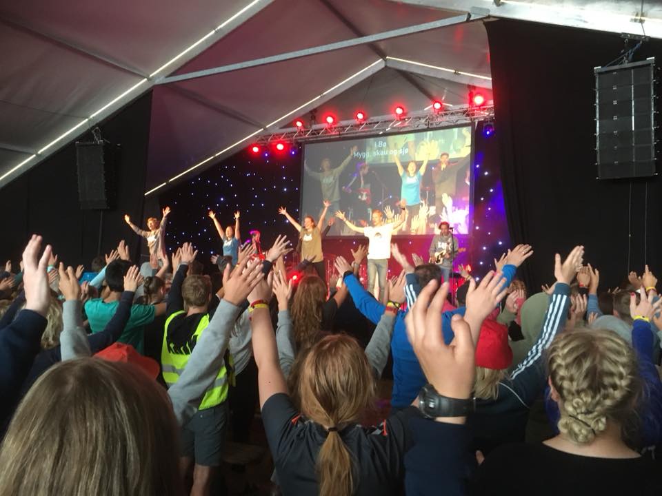 Sang, bevegelser, lek og alvor preger møtene på konfAction