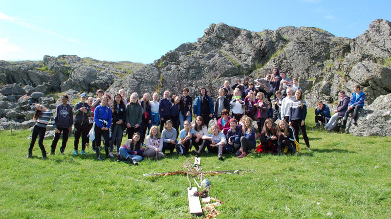 På tur i finværet ble drivved og skatter fra fjæra samlet til et kors i gresset. Alle foto: Tiril Kristine Sortland