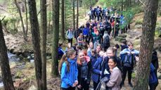 Konfirmantene fylte godt opp i skogen på Bleikemyr den varme aprildagen.