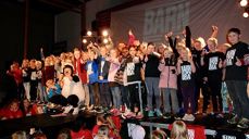 Ullrik var på besøk fra Strømmestiftelsen og fikk mange nye venner. Denne fine gjengen hadde fullført alle utfordringene på et aktivitetskort.