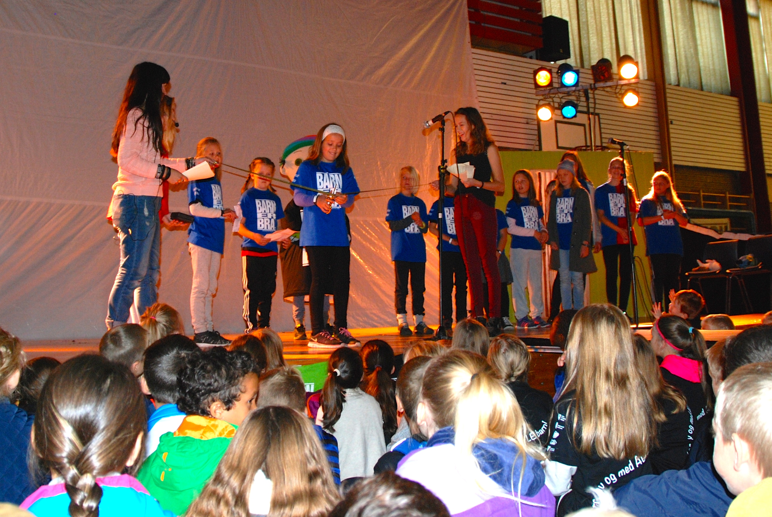 Medlemmer i Barnas Råd klippet høytidelig snora og åpnet årets festival.