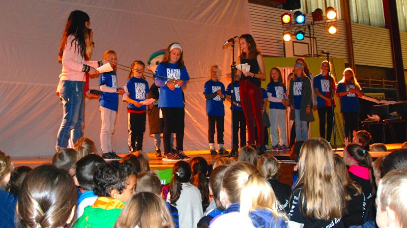 Medlemmer i Barnas Råd klippet høytidelig snora og åpnet årets festival.