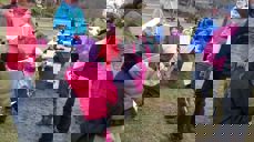 Barn og voksne koser seg sammen på familiespeideren.