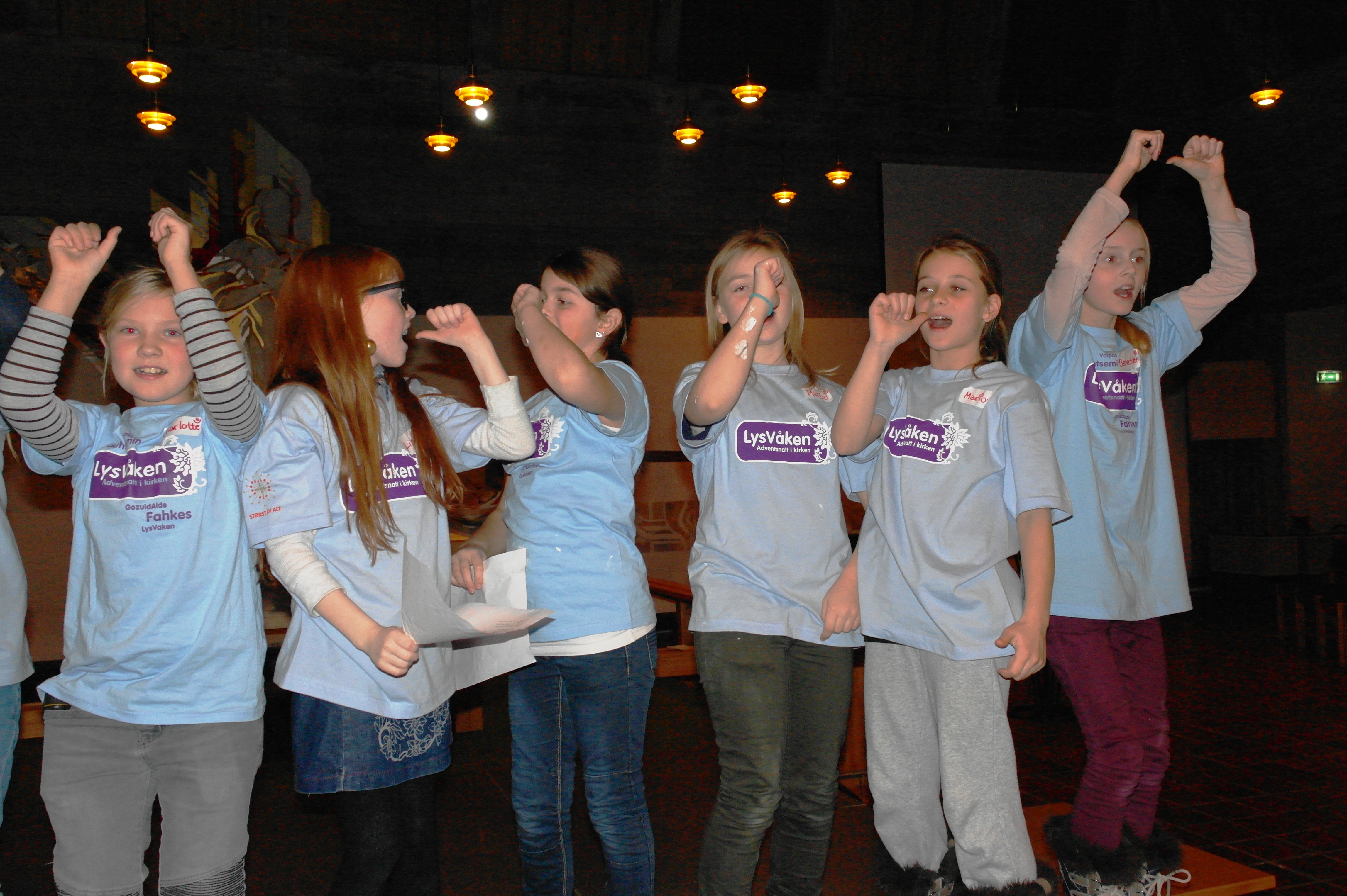Lys Våken-sangen og dansen er en kjekk og viktig del av overnattingen.