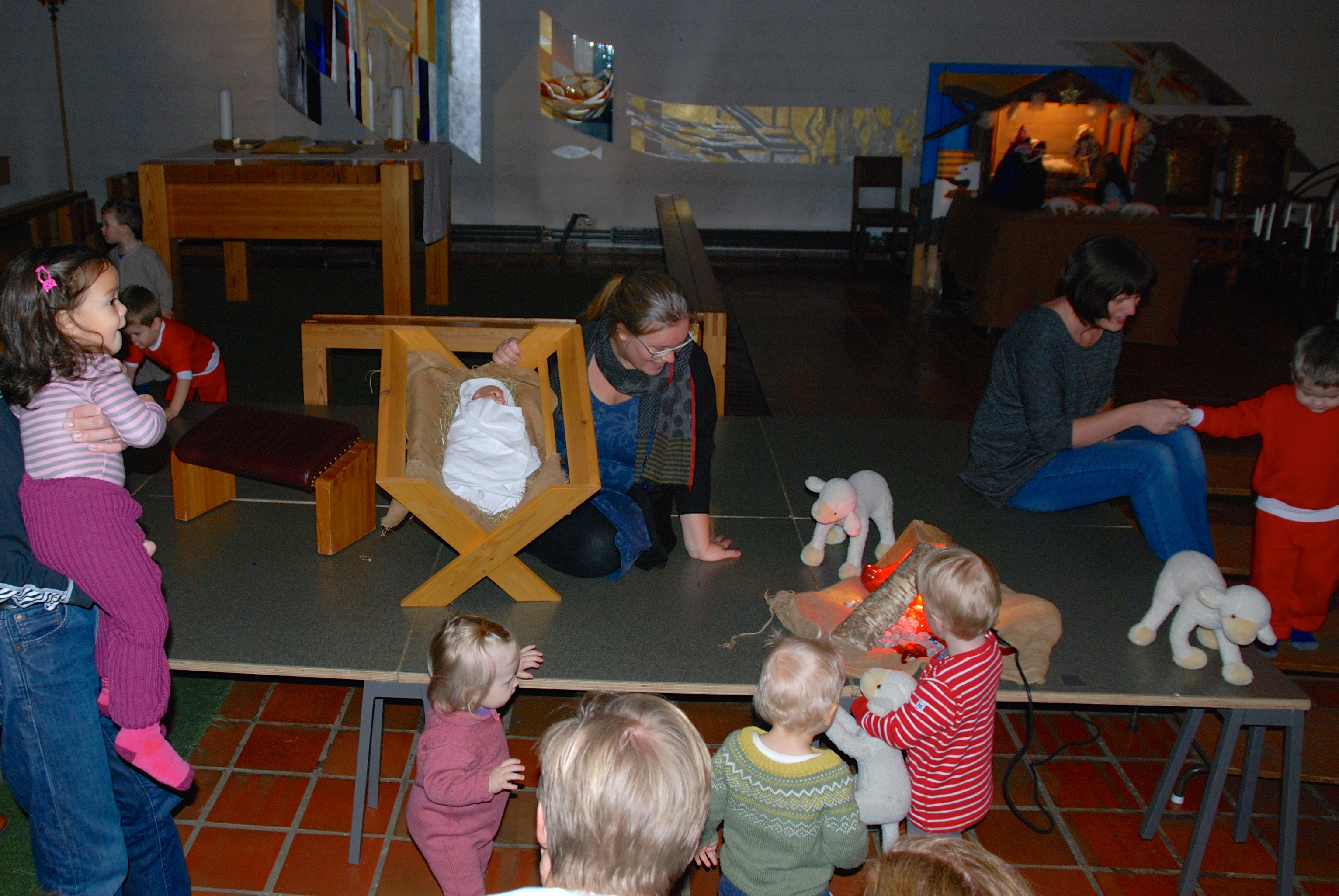 Myldring og undring rundt krybben.