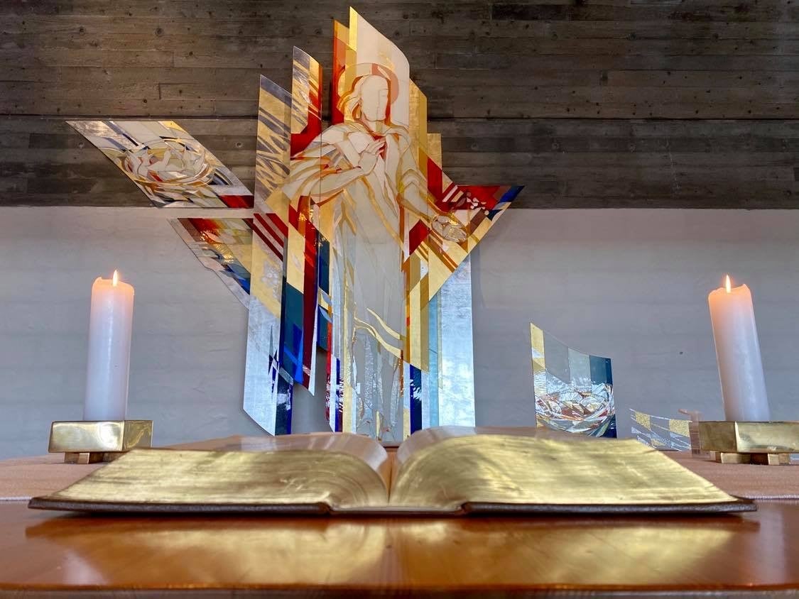 Velkommen til gudstjeneste i Rossabø kirke