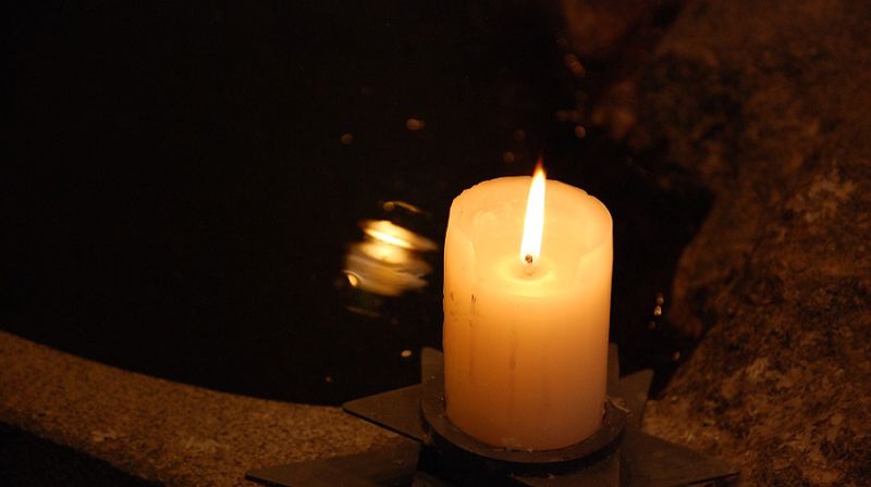 Lys ved døpefonten i Rossabø kirke.