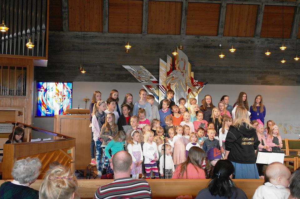 Mini- og Maxigospel og Tween blir et stort og flott kor når de slår seg sammen.