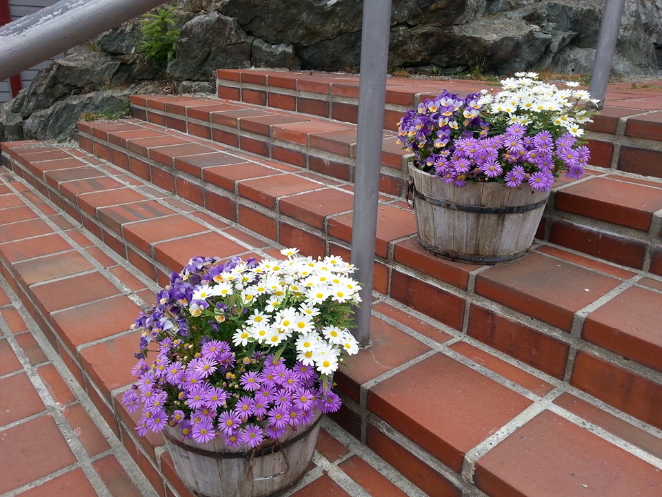 Sommerpyntede trapper opp til kirken.