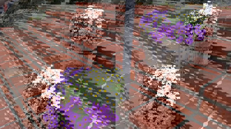 Sommerpyntede trapper opp til kirken.