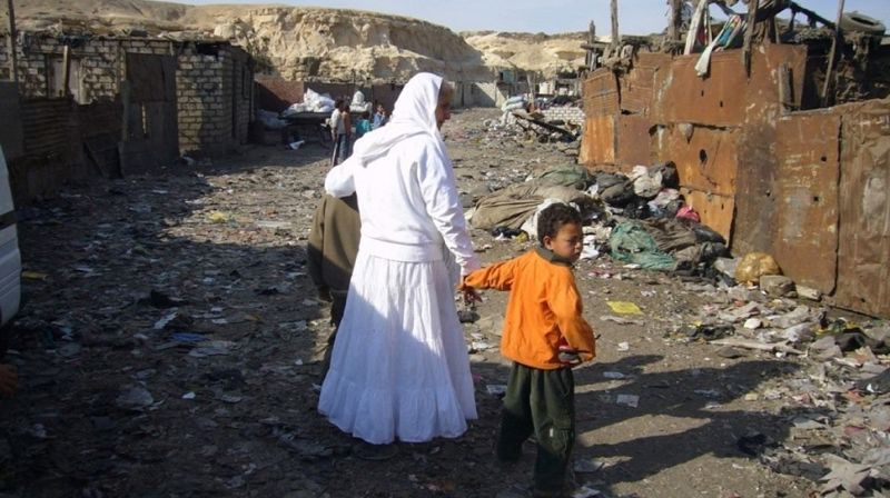 Mama Maggie gir barn verdighet. Her er hun i Helwan-slummen i Kairo. Foto: Bjørn A. Wegge