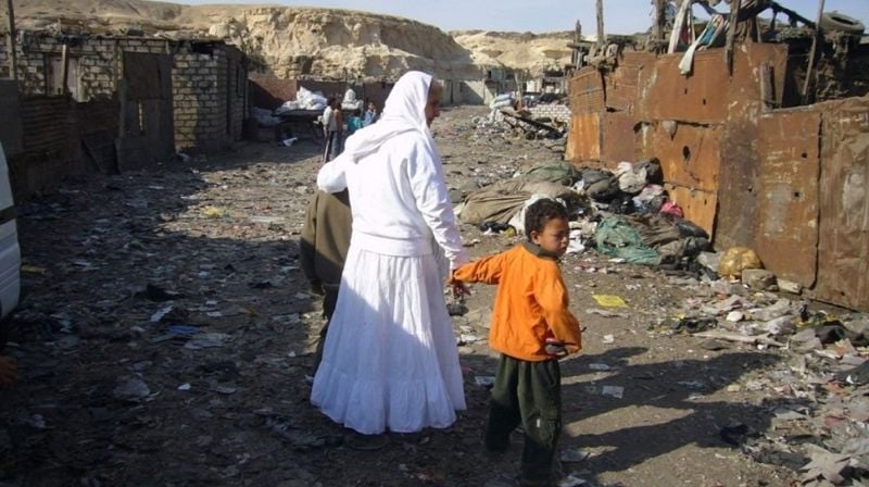 Mama Maggie gir barn verdighet. Her er hun i Helwan-slummen i Kairo. Foto: Bjørn A. Wegge