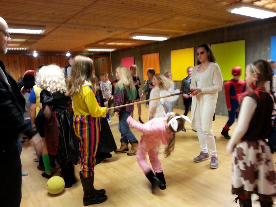 Limbo-leken er et kjekt og tradisjonelt innslag på karneval. 